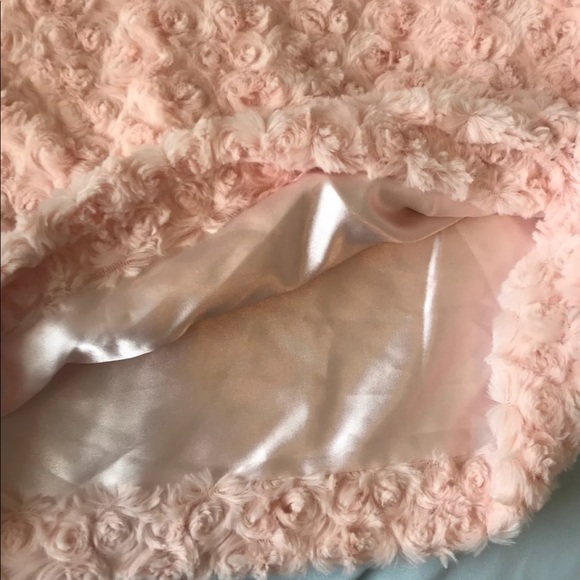 Pretty light pink detailed scarf - Picture 2 of 3